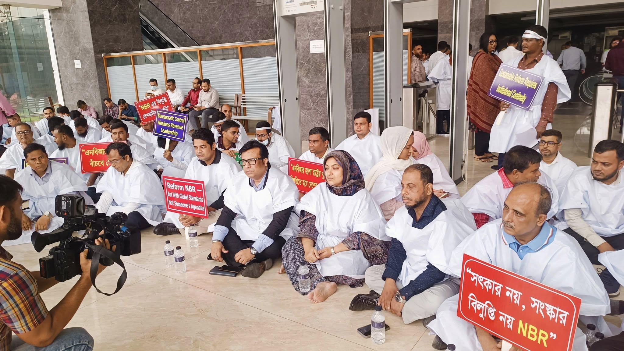 এনবিআরে আন্দোলন: আলোচনার আহ্বান জানিয়ে কাজে ফেরার অনুরোধ অর্থ উপদেষ্টার